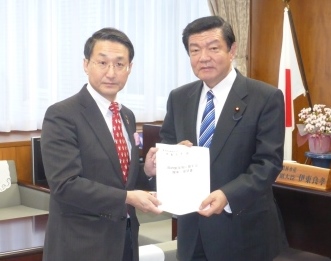 平井知事と副大臣が並んでいる写真