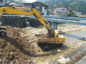 河床掘削の作業風景
