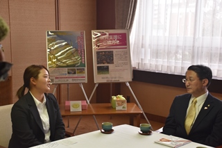 鈴木選手と知事の歓談の写真