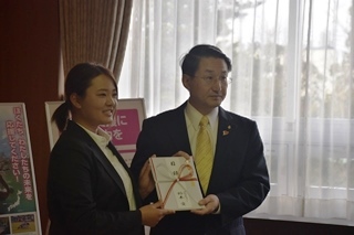 鈴木選手から平井知事へ寄附金目録贈呈の写真