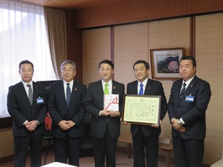 来訪された鳥取銀行の皆さまと知事の記念写真