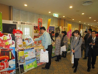 鳥取コーナーに立ち寄る人々