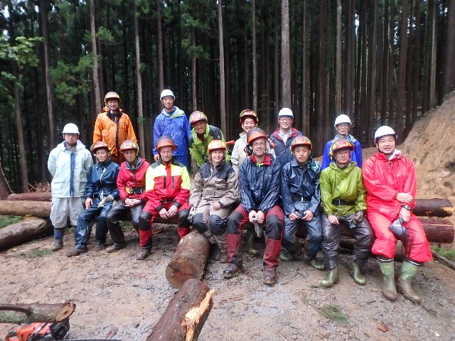 研修を受けた八頭中央森林組合とピヒル検収書講師との集合写真