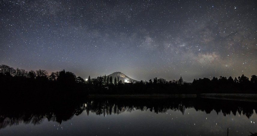 福岡堤から大山を望む