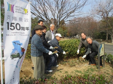 県人会のみなさんの植樹