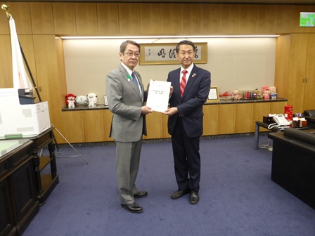 石田大臣に要望書を手交する写真