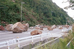 道路の落石の写真