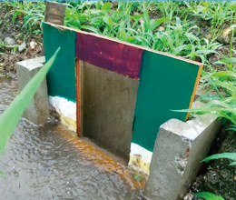 田んぼの排水口に設置された堰板の写真