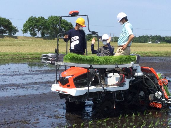 直進キープ機能付き田植え機による田植えを初体験