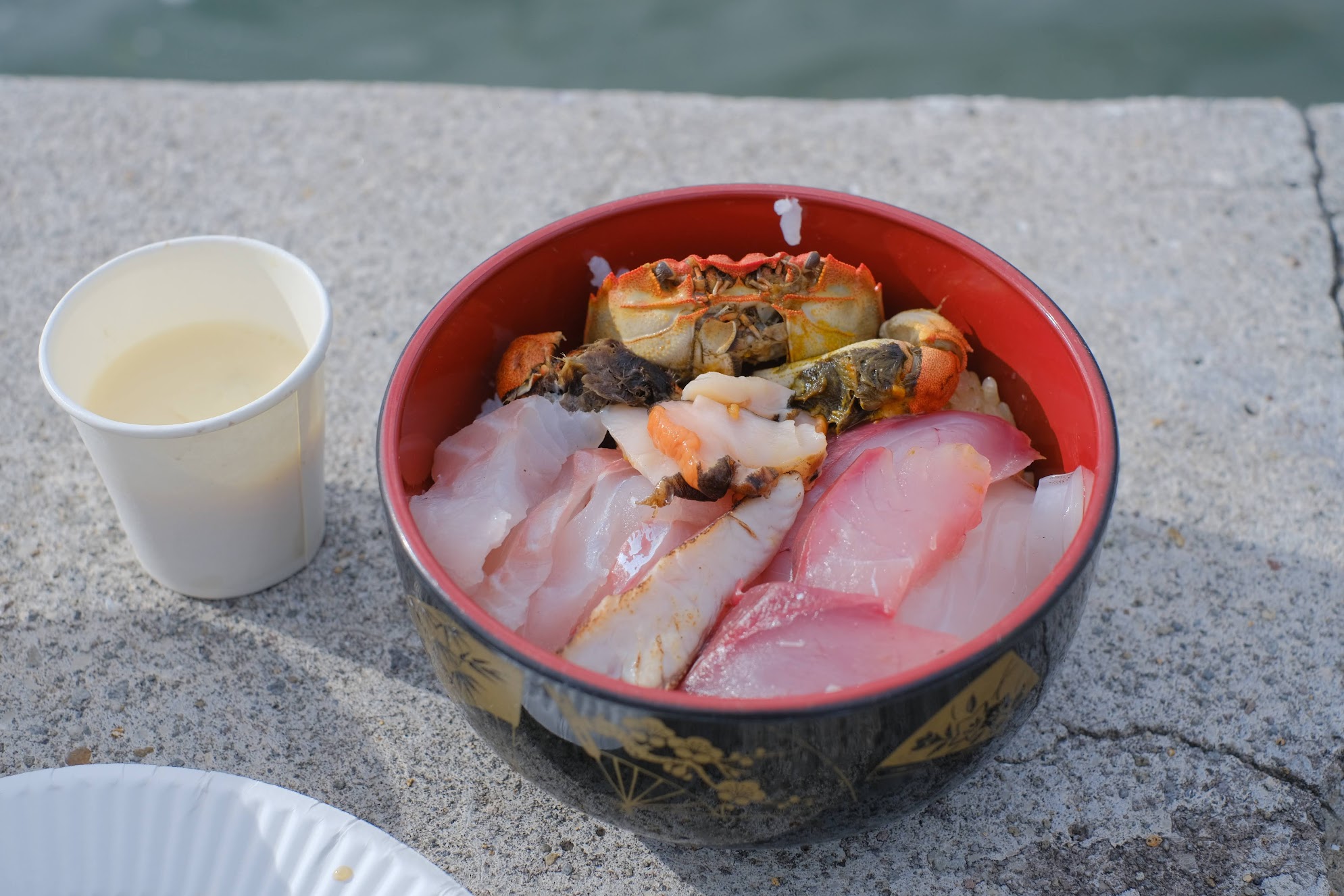 採れたての魚で海鮮丼をつくる“極上朝ご飯”