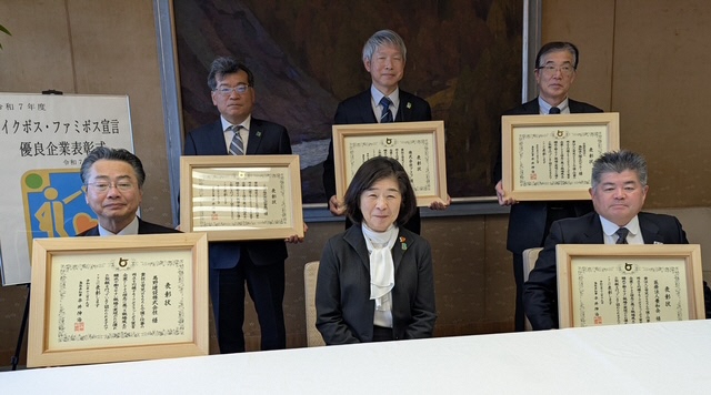 記念撮影　前列左から馬野建設株式会社、中原副知事、医療法人養和会、後列左からイナバゴム株式会社鳥取事業所、株式会社アスコ、公益社団法人鳥取県人権文化センター