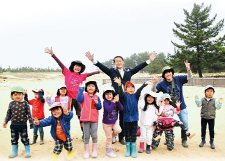 森のようちえん・風りんりんの子どもたちと平井知事の写真