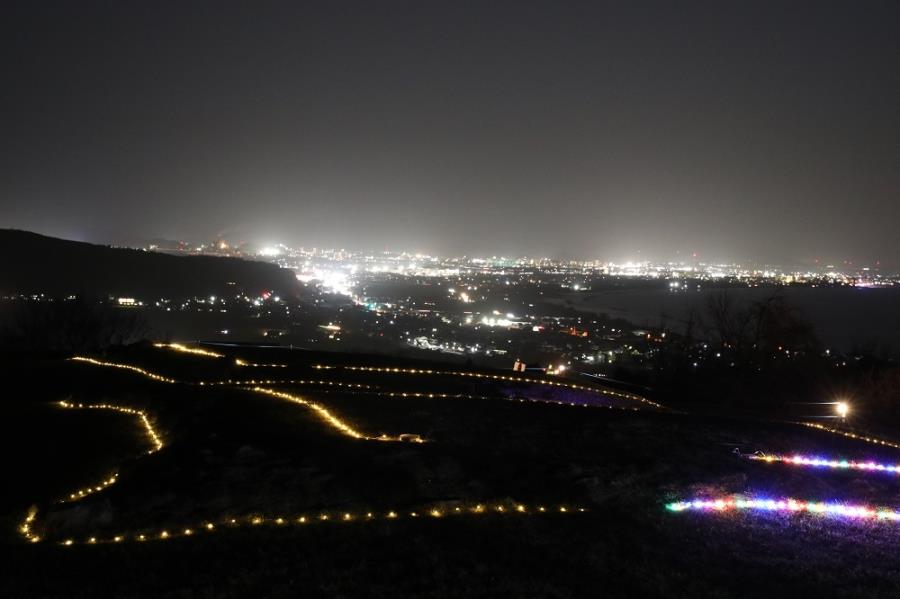 写真2 弥生のお墓と米子方面の夜景