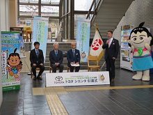 鳥取県トヨタ販売店グループからの「ねんりんピックはばたけ鳥取2024」協賛車両引渡式1