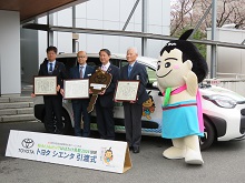 鳥取県トヨタ販売店グループからの「ねんりんピックはばたけ鳥取2024」協賛車両引渡式2
