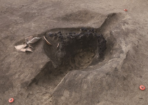 長瀬高浜遺跡の竪穴建物跡から見つかった囲炉裏跡（鳥取県教育文化財団調査室提供）