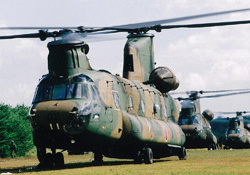 大型輸送ヘリコプターCH-47Jの写真