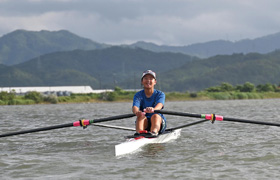 ボートを漕ぐ今井さんの写真