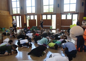 模擬Jアラートによる避難実演の写真