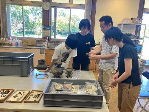 平郡先生から出土遺物の解説を受ける生徒さん