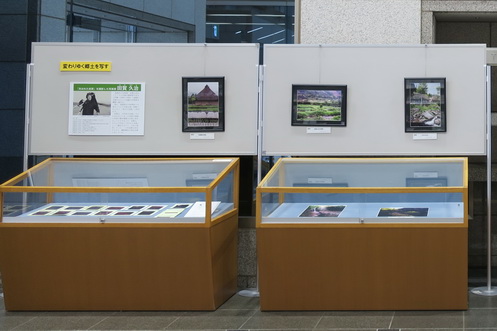 図書館・公文書館の共通通路展示風景（田賀久治の失はれた民家）