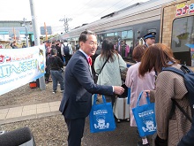 智頭急行開業30周年記念「スーパーはくと号 由良駅（コナン駅）特別乗車プラン」のお出迎え1