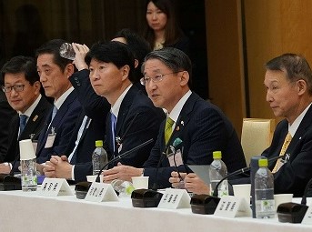 政府主催の全国都道府県知事会議で発言する平井知事