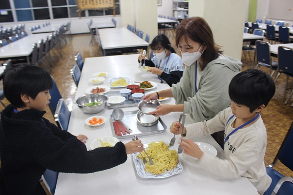 夕食の配膳の様子