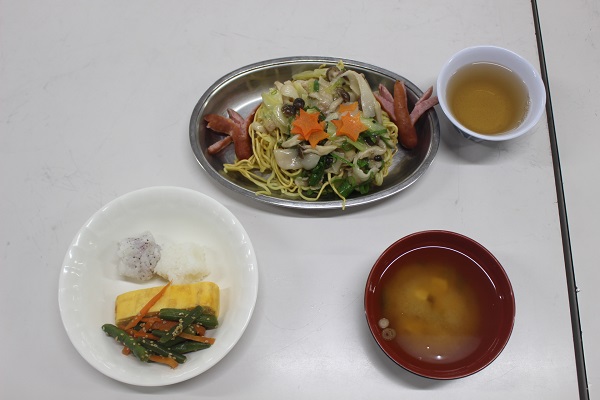 夕食　特別メニュー「星空焼きそば」です