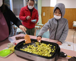 サツマイモを炒めている写真