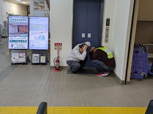 逃げ込んできた町民を避難誘導する写真