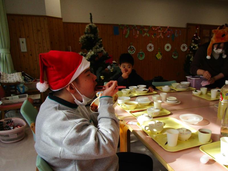 ごちそうを食べている児童