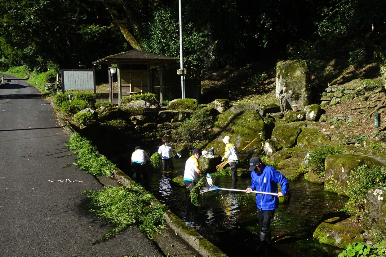 殿地区　「布勢の清水」清掃活動の写真１