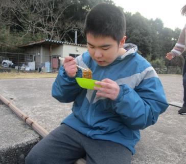 お餅を食べている写真