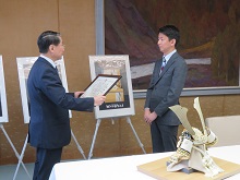 株式会社人形のはなふさからの「金の兜」寄贈式1