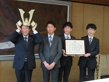 株式会社人形のはなふさからの「金の兜」寄贈式2