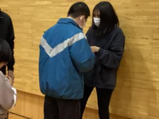 男の子が職員からシールをもらっているところ