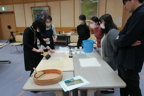 裏打ち実習の様子