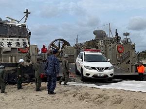 LCACから降りる献血運搬車（日赤）