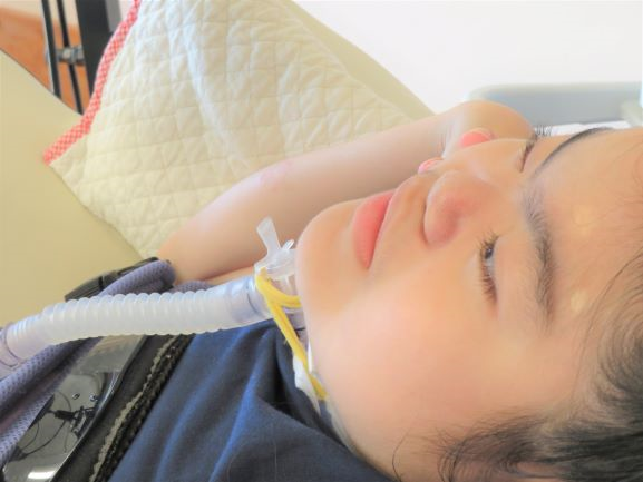 真剣な眼差しの入所児