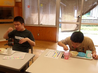 並んでおやつを食べる児童2名