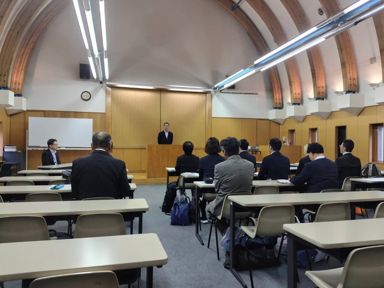 入校式の様子です。鳥取県立農業大学校長の来賓祝辞を行っています。