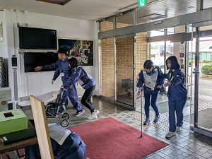 避難住民を誘導する状況