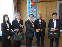 境港市精神障害者家族会まつば会からの木製あいサポートキーホルダー作製報告会2