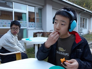 柿を食べる児童