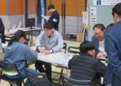 クリスマスツリーづくりの様子