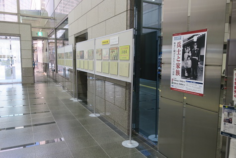 前期・後期：図書館との共通通路の展示風景（国策紙芝居）