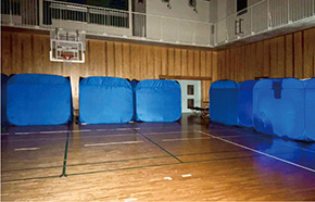 体育館にはられたテントの写真