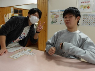 ピースをする児童と職員