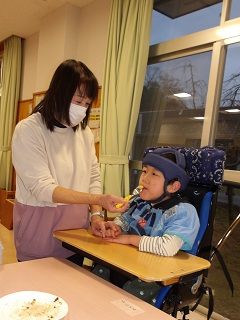 ホットケーキを口に運んでもらう児童